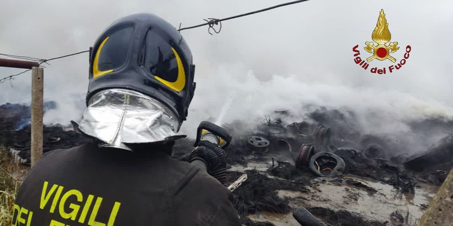 Incendio discarica abusiva ad Ardea: ancora in corso le operazioni di spegnimento
