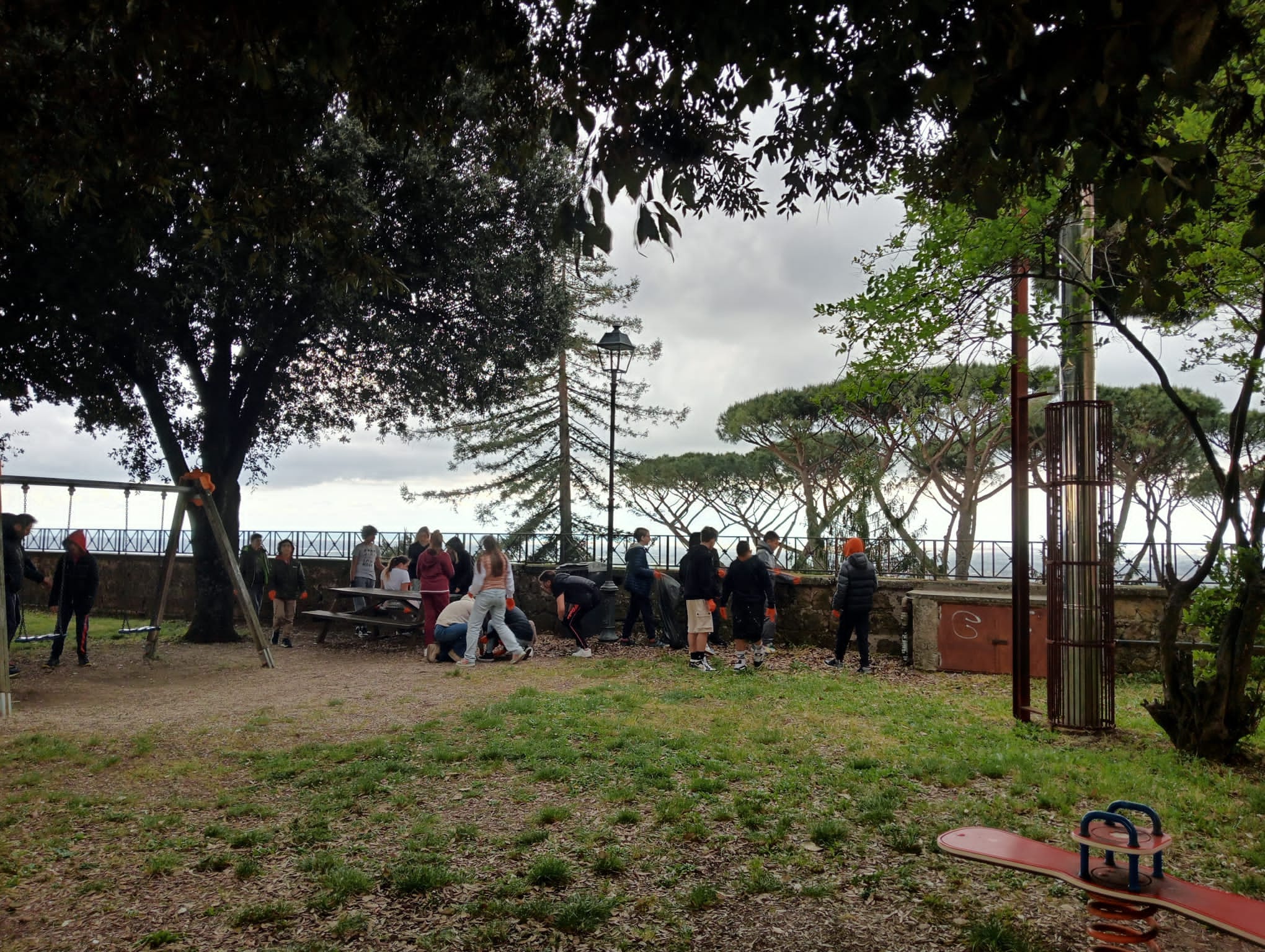 In occasione della Giornata Mondiale della Terra, celebrata ieri, 22 aprile, il Comune di Lanuvio ha lanciato un'iniziativa per promuovere la consapevolezza ambientale tra i giovani. L'evento si è inserito nel quadro delle politiche per la Gioventù, la Scuola, la Cultura e l'Ambiente, e fa parte del progetto "Consiglio Comunale delle Ragazze e dei Ragazzi".