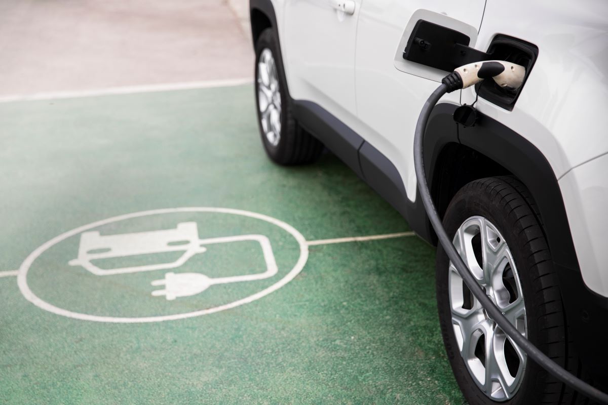 Lariano scommette sulla mobilità sostenibile: nuove aree di sosta riservate per veicoli elettrici