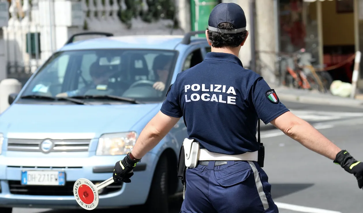 Sicurezza stradale a Velletri: fuga dopo tamponamento e minicar sequestrata