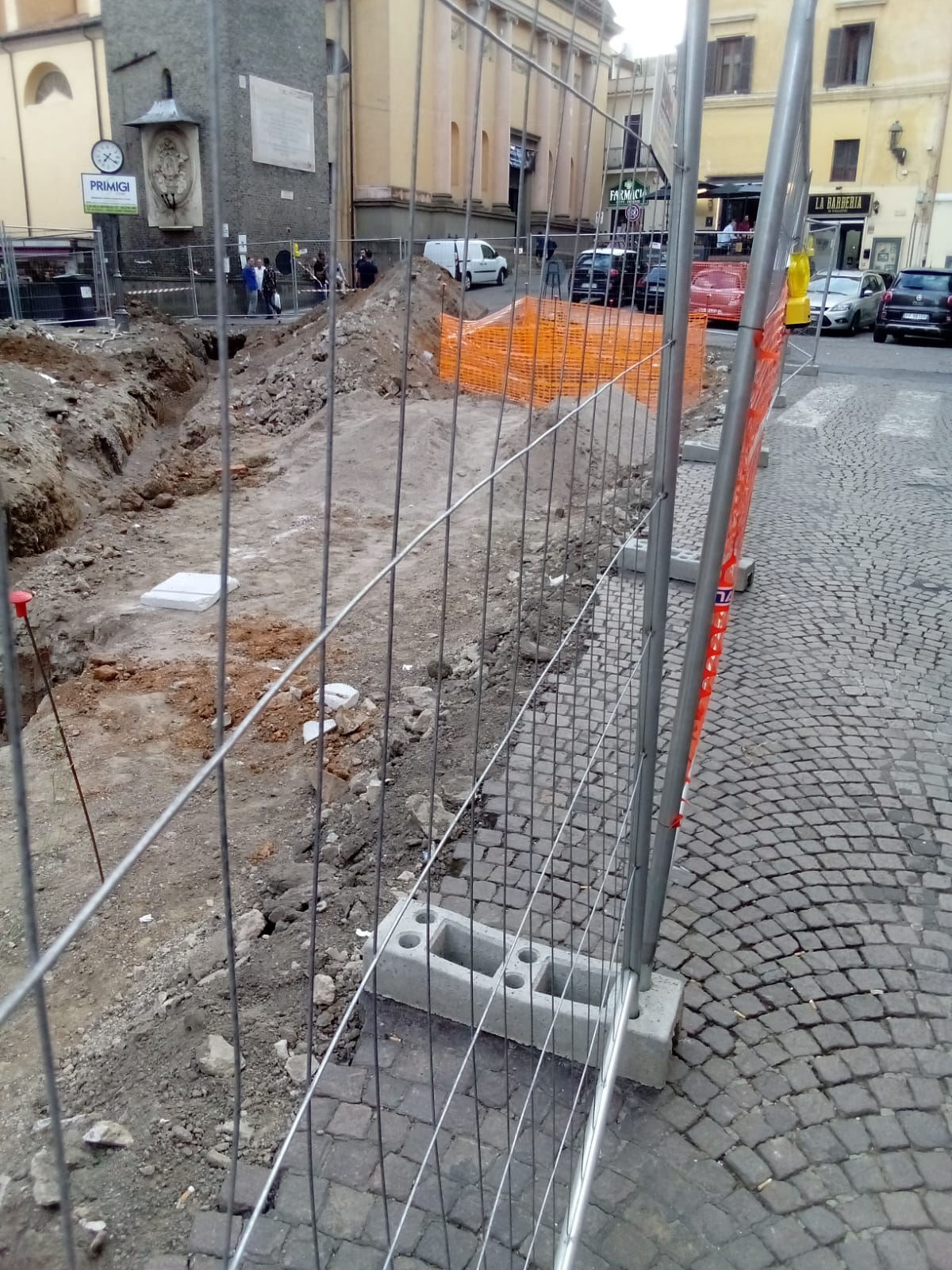 Piazza Cairoli (Velletri). La Spinosa: "Nonostante i ritrovamenti archeologici, i lavori continuano"