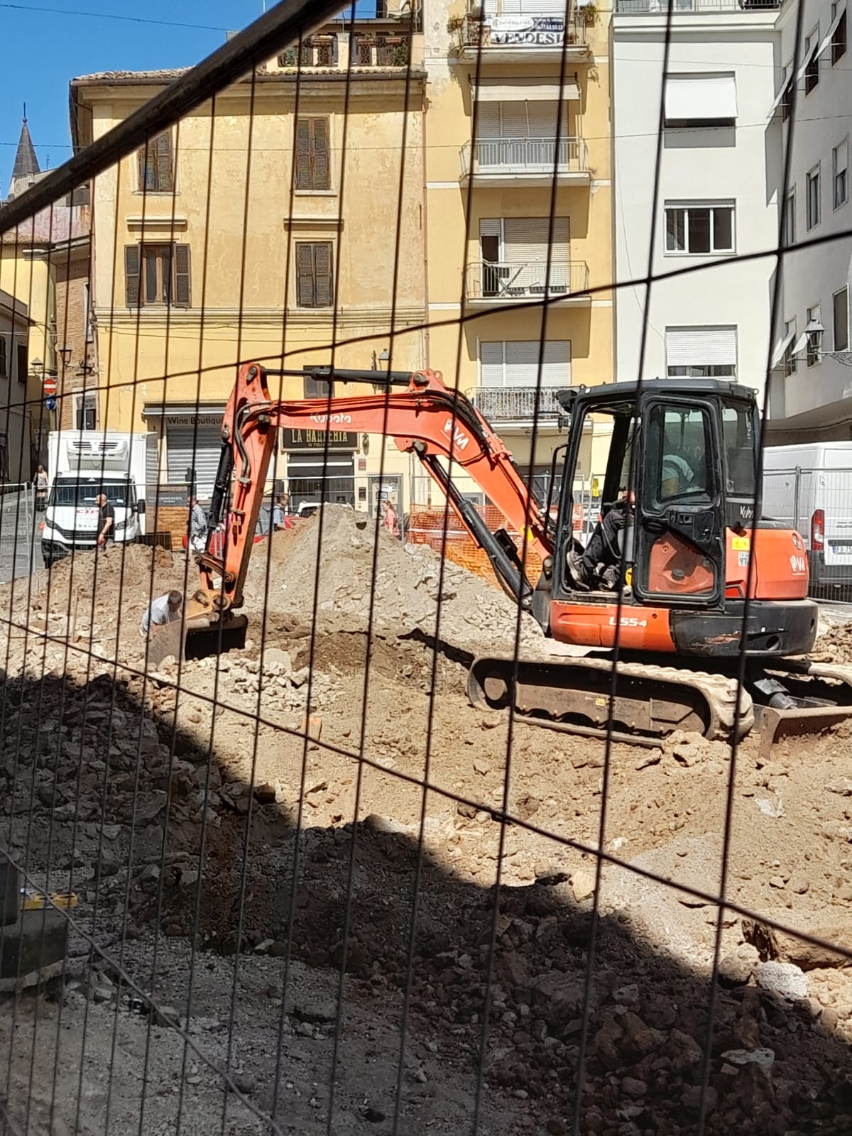 Piazza Cairoli (Velletri). La Spinosa: "Nonostante i ritrovamenti archeologici, i lavori continuano"