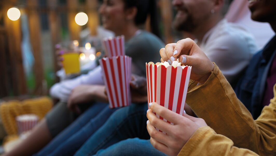 Ragazzi che mangiano pop corn mentre guardano un film all'aperto a Cecchina