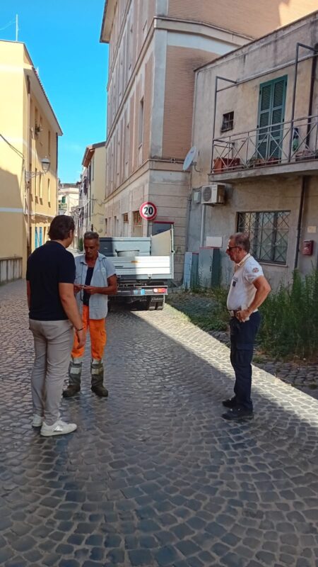 Velletri. Rimosso parcheggio abusivo: la Polizia Locale ripristina la normale viabilità