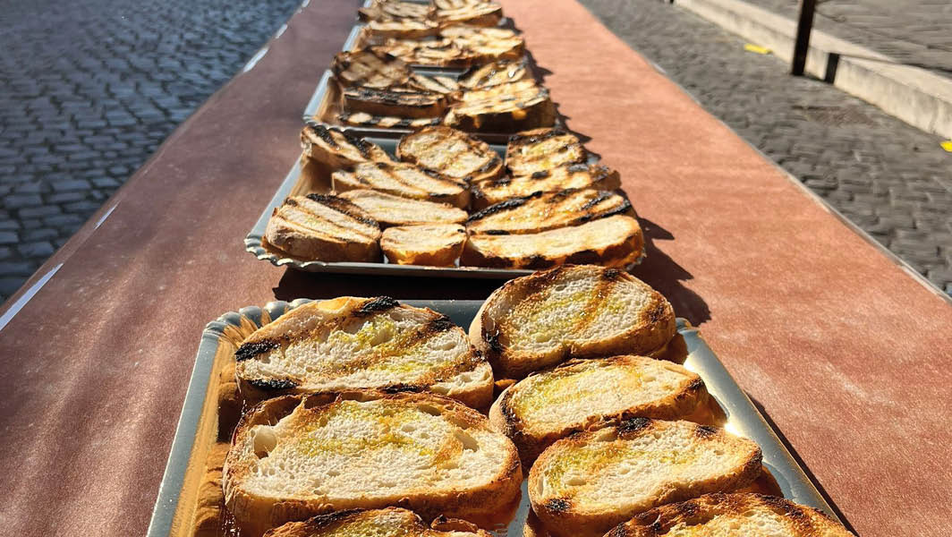 Bruschette durante la Festa del Pane di Genzano di Roma