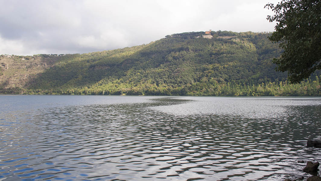 foto dalla riva del Lago Albano