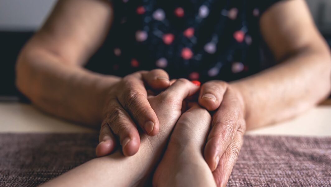 Le mani di una donna che stringono quelle di un'altra persona, a Ciampino