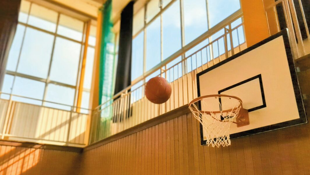 Canestro da basket in palestra scolastica di Ciampino