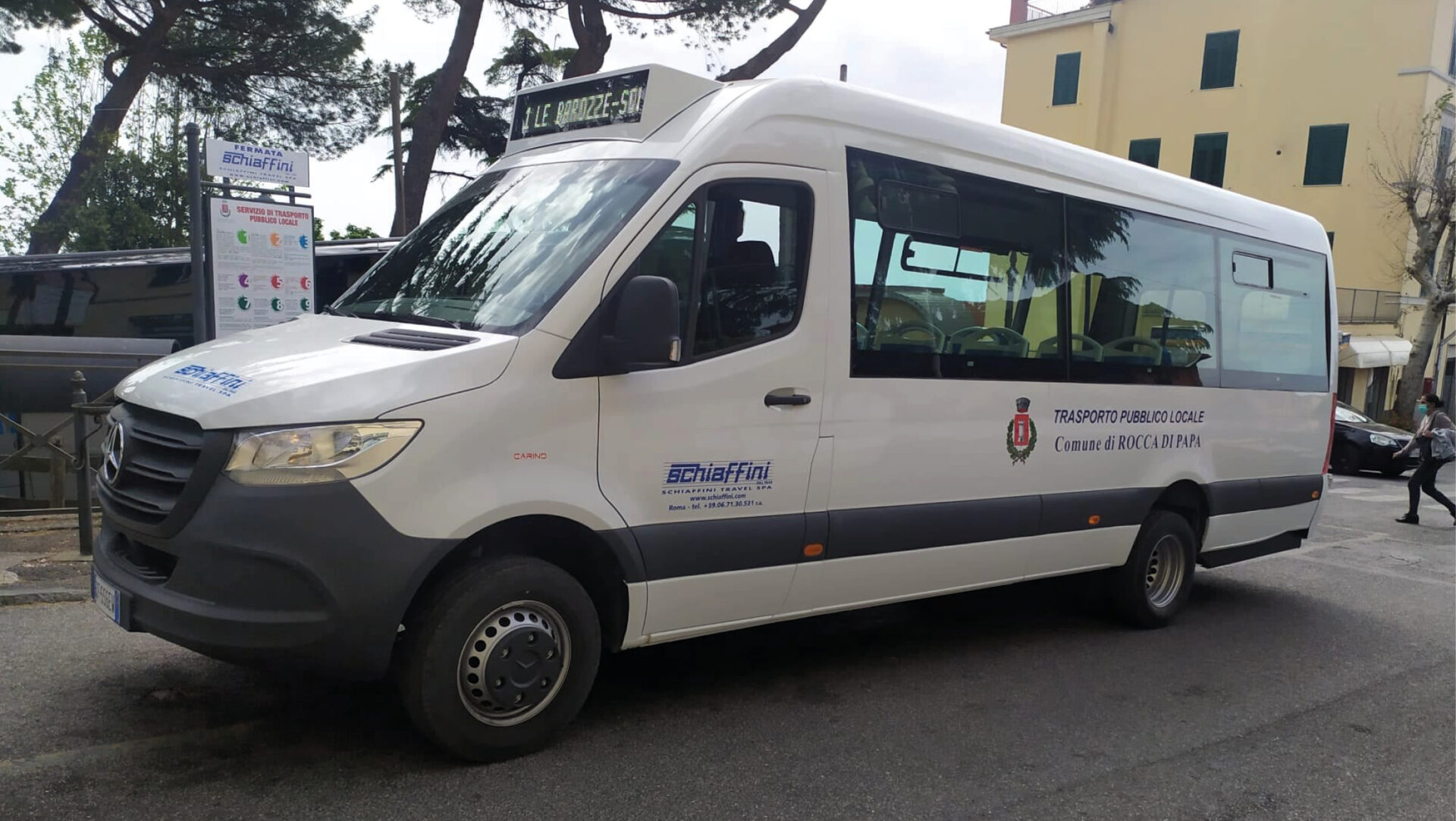 Navetta del servizio di trasporto pubblico locale di Rocca di Papa, gestito dalla società Schiaffini Travel, parcheggiato in una strada del paese.