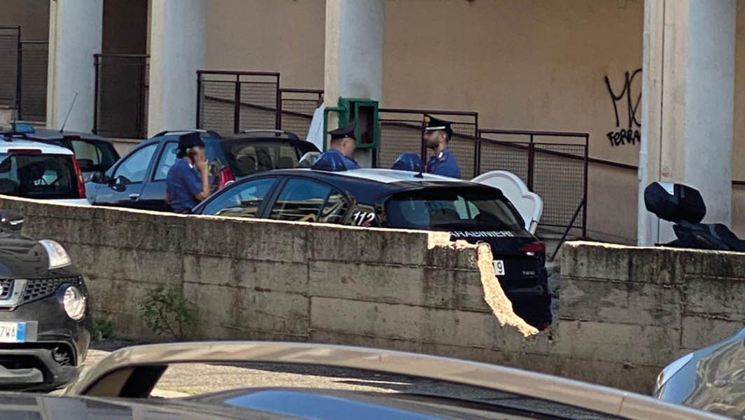 Carabinieri sul posto a Ciampino durante un'operazione antidroga e antioccupazione abusiva, con diverse auto di pattuglia schierate in un'area residenziale.