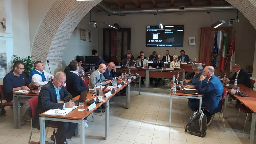 Seduta del Consiglio Comunale di Grottaferrata durante la votazione sugli incentivi per l'efficientamento energetico degli edifici.