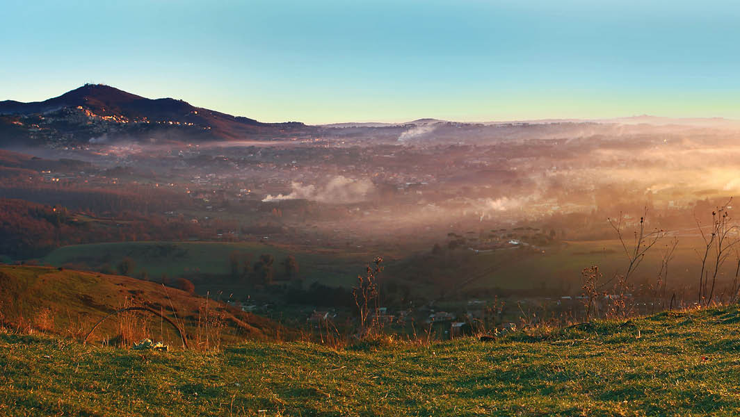 Veduta panoramica del tramonto sul Monte Tuscolo, teatro di 