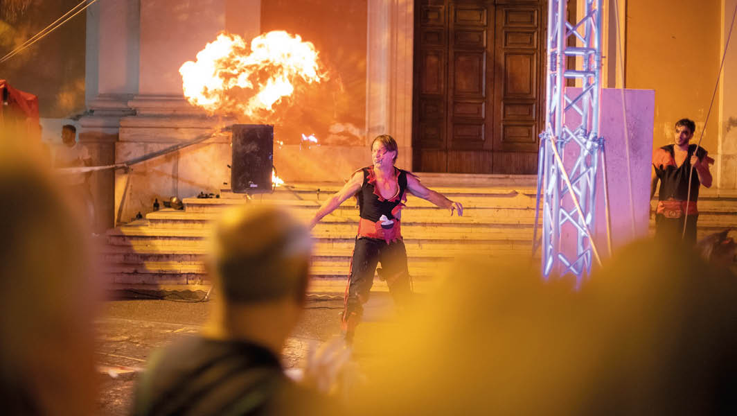 Artista di strada durante una precedente edizione della Notte Bianca di Ciampino, con spettacolo di fuoco davanti a una folla.