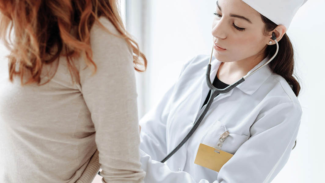 Medico con stetoscopio esegue una visita su una paziente durante l'Open Day oncologico a Velletri.