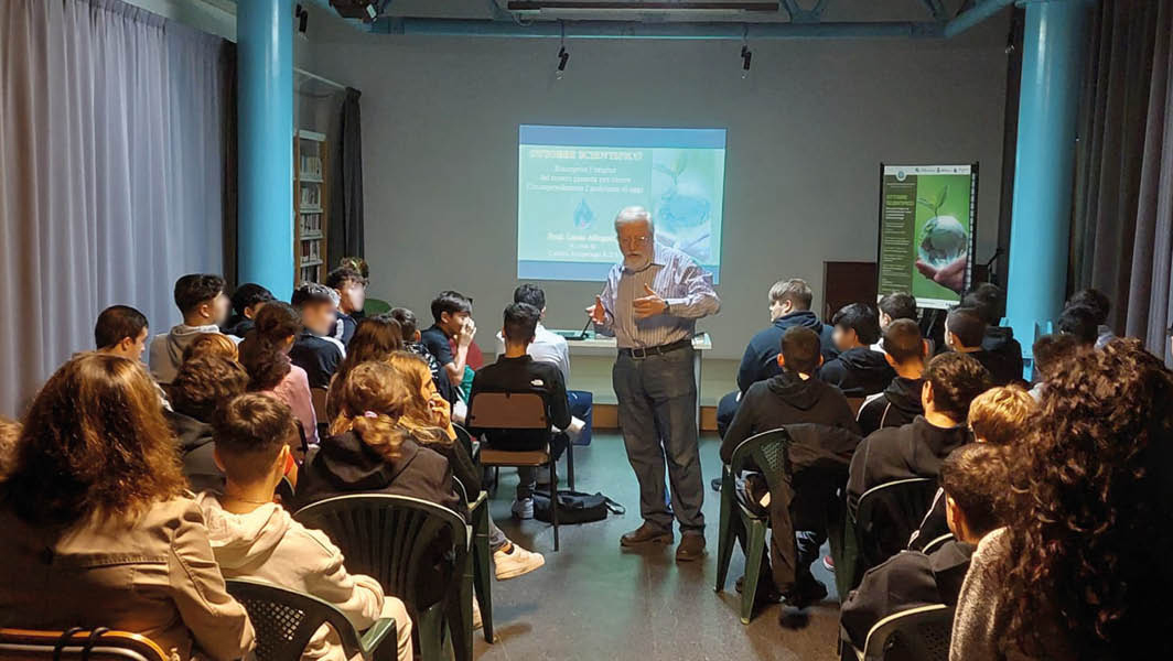 Il professor Lucio Allegretti tiene una lezione sull'ambiente a un gruppo di studenti durante l'Ottobre scientifico a Genzano di Roma.