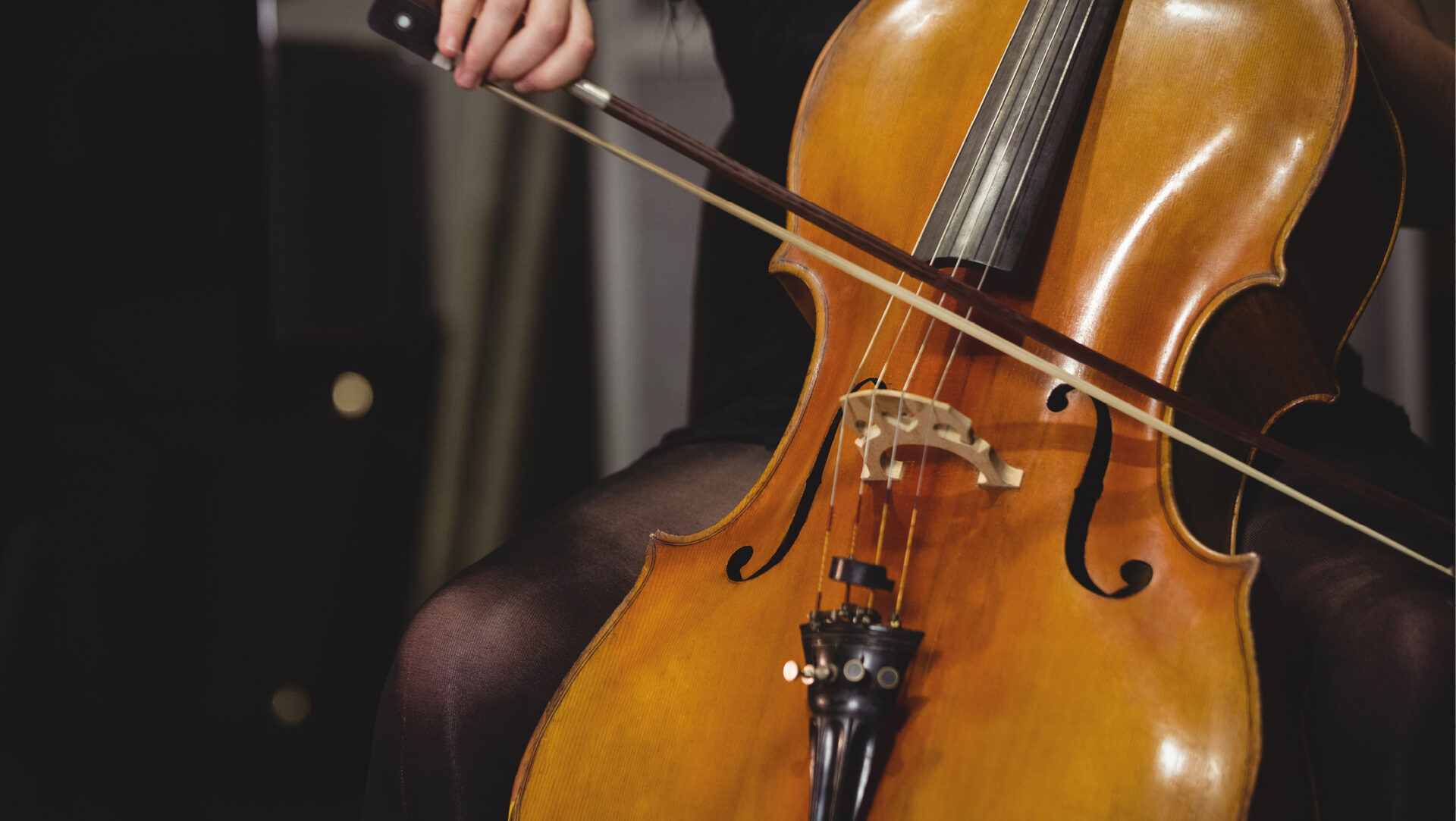 Una musicista suona il violoncello durante una performance di musica classica.