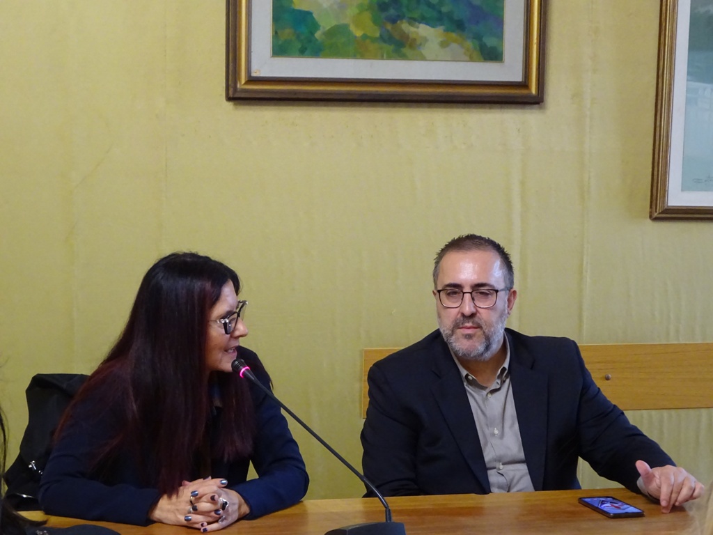 Riunione del tavolo di lavoro per la valorizzazione dell'Appia Antica presso l'aula consiliare di Genzano, con la partecipazione di rappresentanti delle istituzioni e delle associazioni locali.