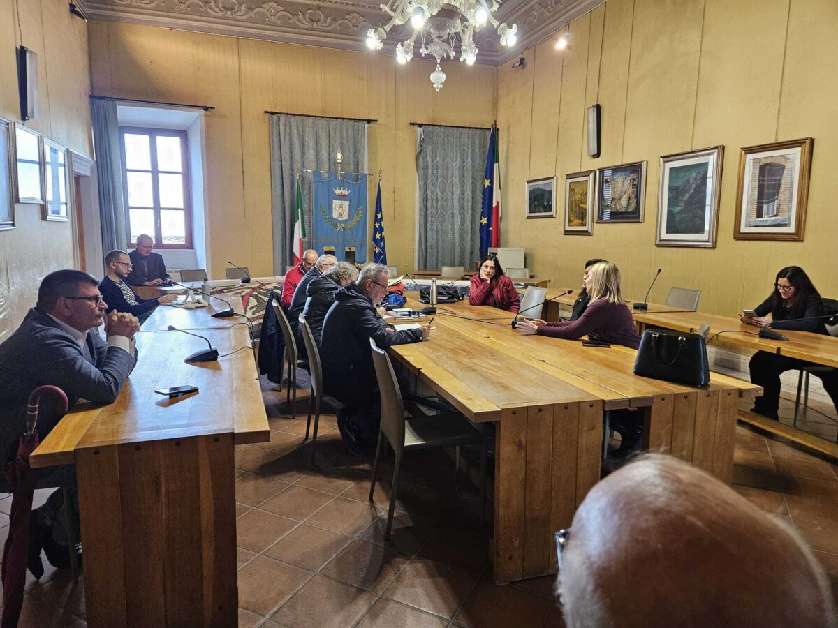 Riunione del tavolo di lavoro per la valorizzazione dell'Appia Antica presso l'aula consiliare di Genzano, con la partecipazione di rappresentanti delle istituzioni e delle associazioni locali.