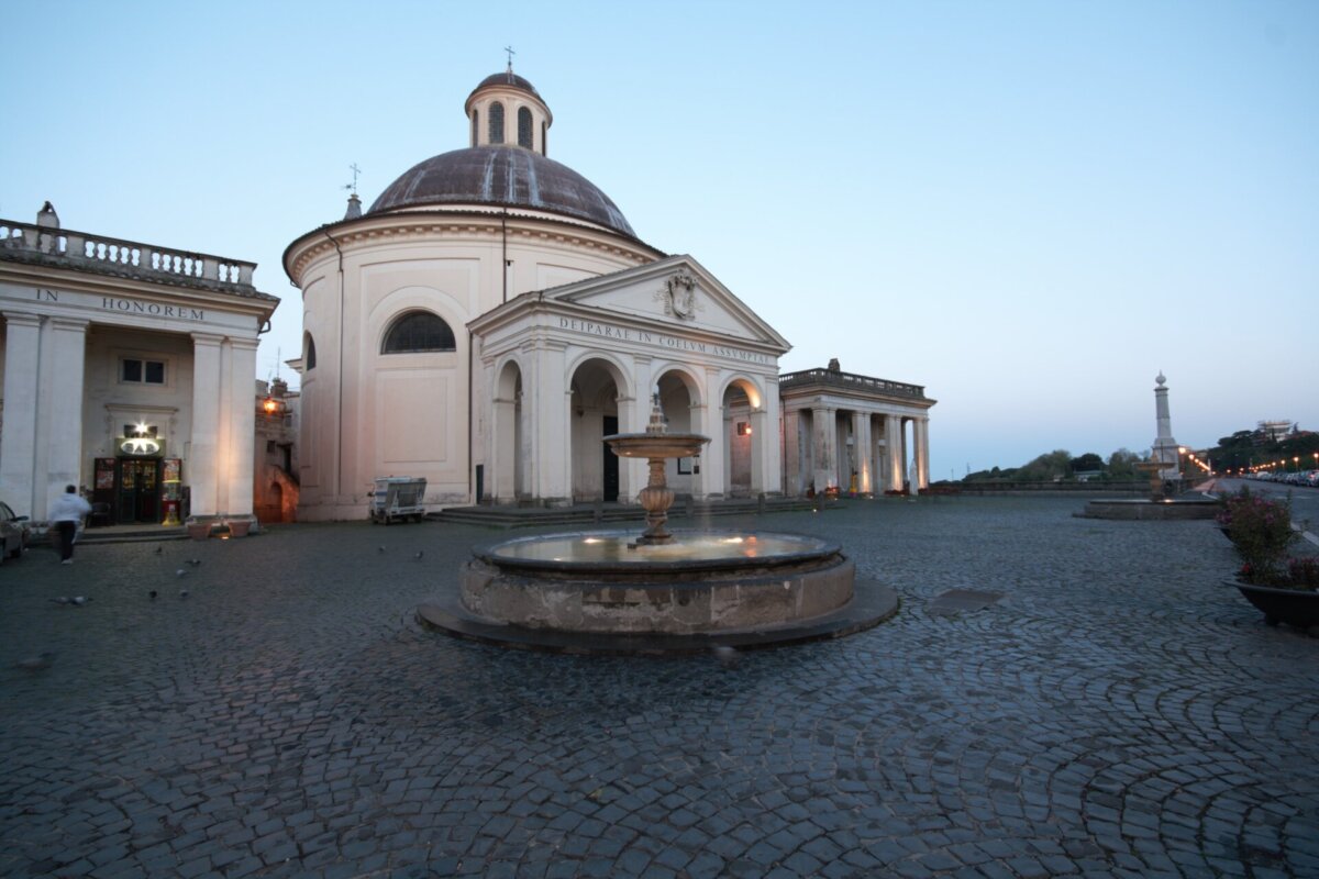 Vista della Piazza di Corte ad Ariccia con la chiesa dell'Assunta e le fontane.