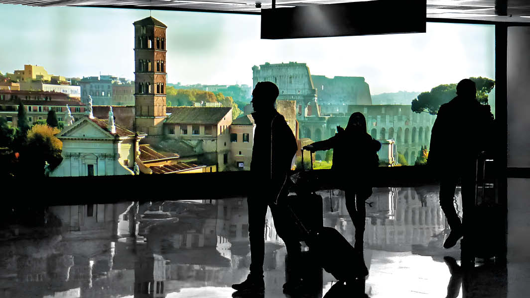 Viaggiatori in silhouette all'interno di un aeroporto romano, con una vista panoramica della città di Roma che include il Colosseo e altri monumenti storici sullo sfondo.