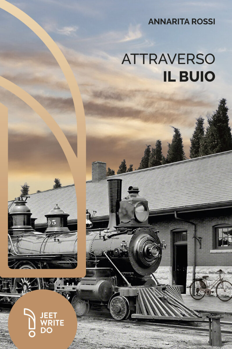 Copertina del libro "Attraverso il buio" di Annarita Rossi, con l'immagine di un treno d'epoca in bianco e nero davanti a una stazione ferroviaria, sotto un cielo dalle tinte crepuscolari.