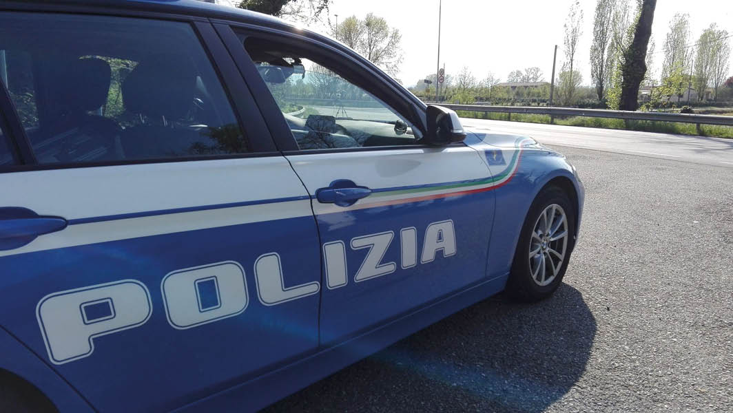 Auto della Polizia di Stato ferma lungo una strada con autovelox nel Lazio