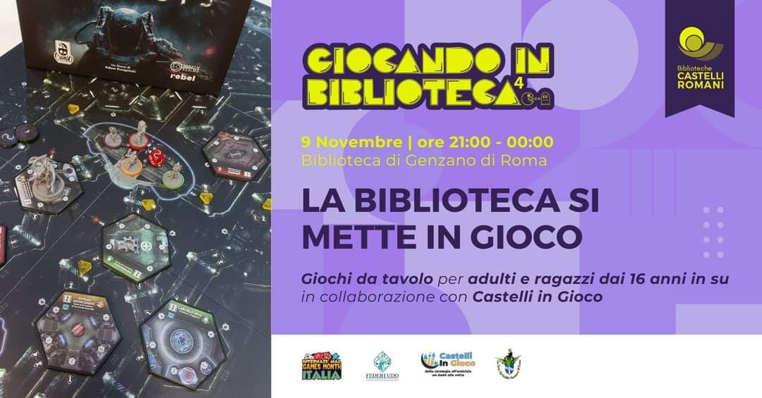 Un tabellone da gioco con miniature e componenti di un gioco da tavolo, accompagnato dalla locandina dell'evento 