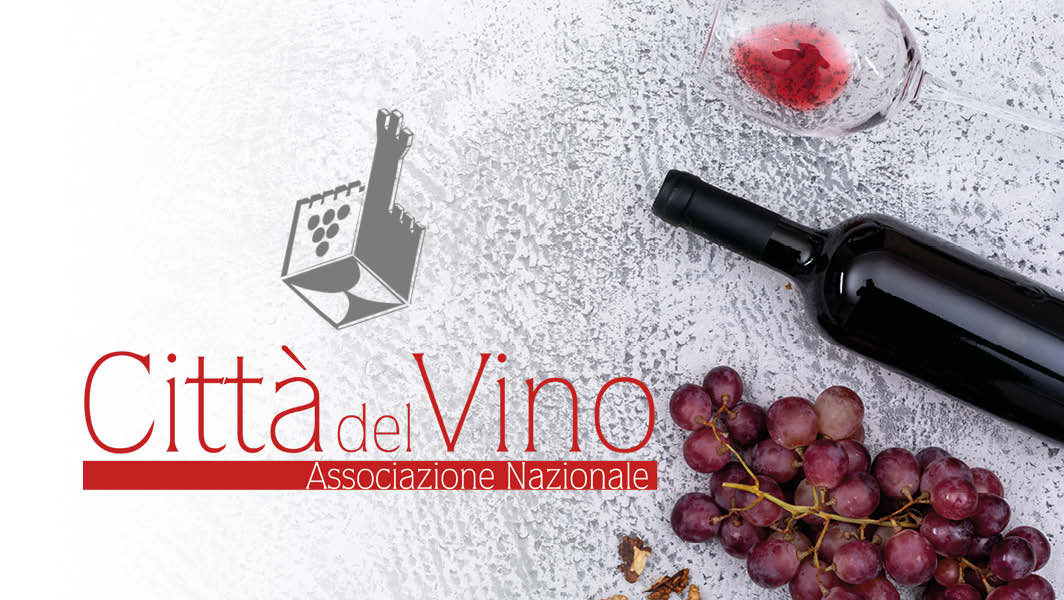 Logo dell'Associazione Nazionale Città del Vino con bottiglia di vino, bicchiere e grappolo d'uva, celebrando i Castelli Romani come Città Italiana del Vino 2025.