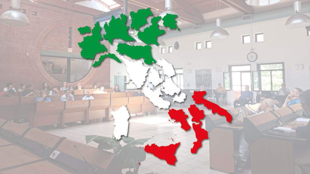 Immagine di una mappa dell'Italia tricolore, con le regioni separate, sovrapposta a una sala consiliare durante una riunione pubblica.