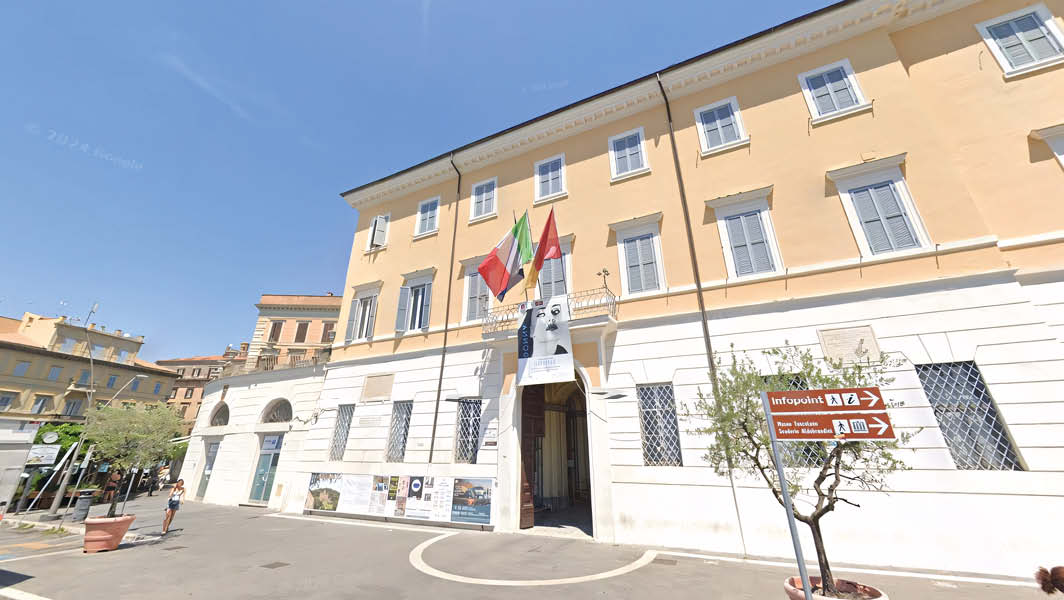 Facciata del Palazzo Comunale di Frascati, con bandiere italiane ed europee visibili all'esterno.