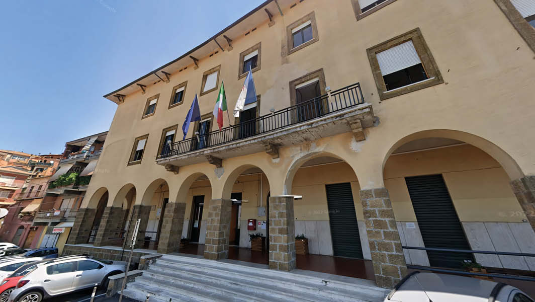 Facciata del Comune di Rocca di Papa, con bandiere italiane ed europee esposte sul balcone.