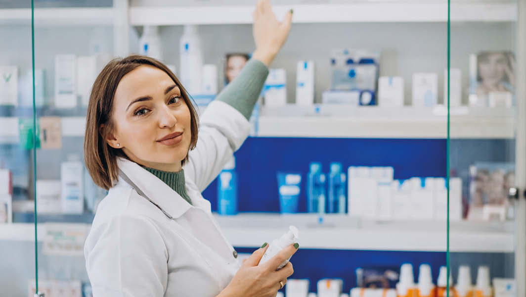 Farmacista al lavoro in una farmacia di Marino