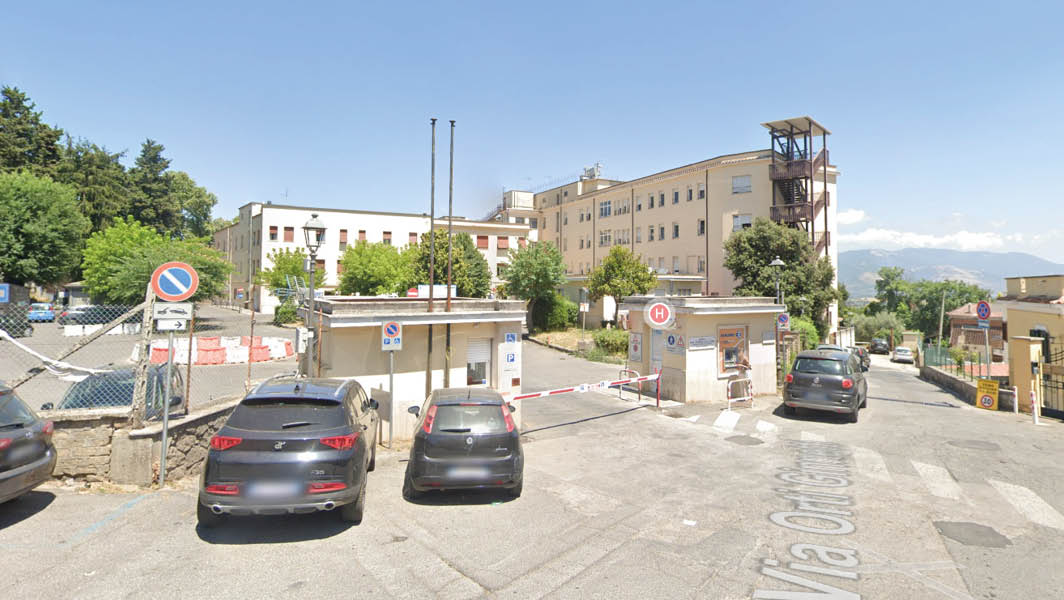 Ingresso principale dell'ospedale Paolo Colombo di Velletri, con parcheggio e sbarra d'accesso.