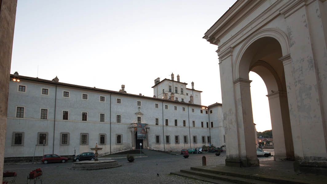 Vista di Palazzo Chigi di Ariccia con la scenografica piazza antistante.