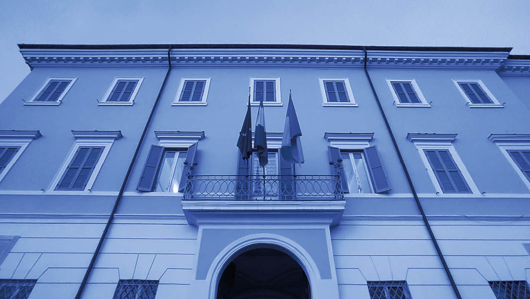 Facciata di Palazzo Marconi a Frascati, con bandiere esposte sul balcone centrale