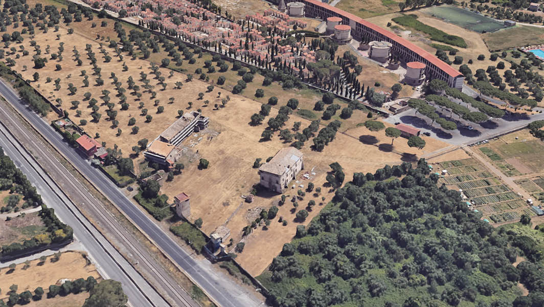 Vista aerea della Tenuta del Muro dei Francesi a Ciampino, con terreni coltivati, edifici storici e aree residenziali circostanti.