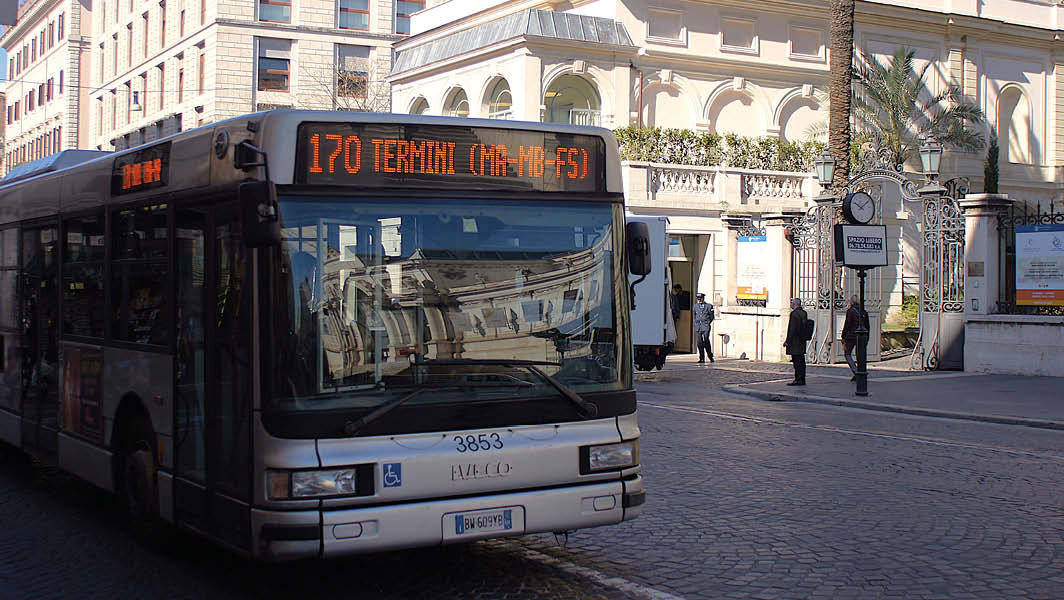 Autobus della linea 170 diretto a Termini in una strada di Roma durante il giorno dello sciopero dei trasporti.