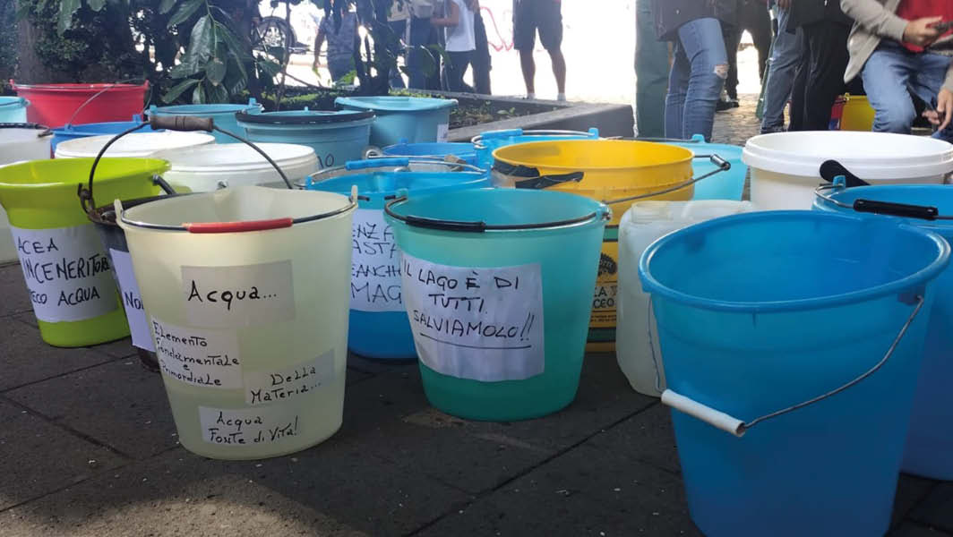 Secchi colorati con messaggi per la difesa del lago Albano durante una manifestazione a Castel Gandolfo.