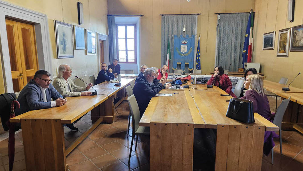 Riunione del tavolo di lavoro per la valorizzazione dell'Appia Antica presso l'aula consiliare di Genzano, con la partecipazione di rappresentanti delle istituzioni e delle associazioni locali.