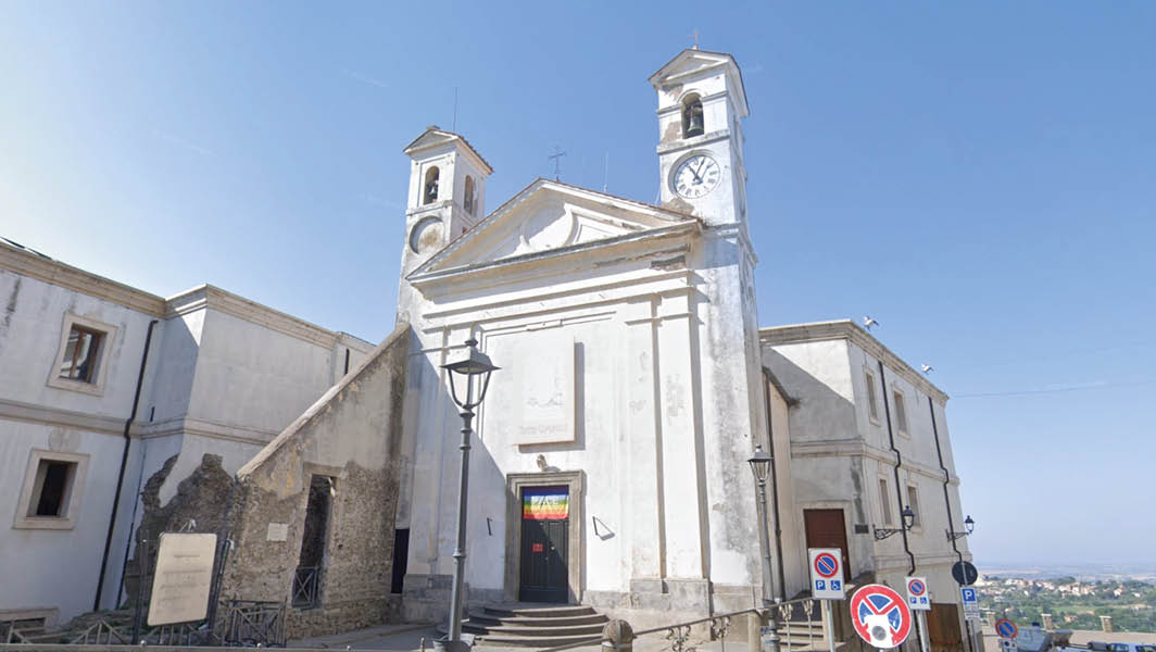 Facciata del Teatro Bernini di Ariccia, edificio storico con campanili e orologio situato in Piazza San Nicola.