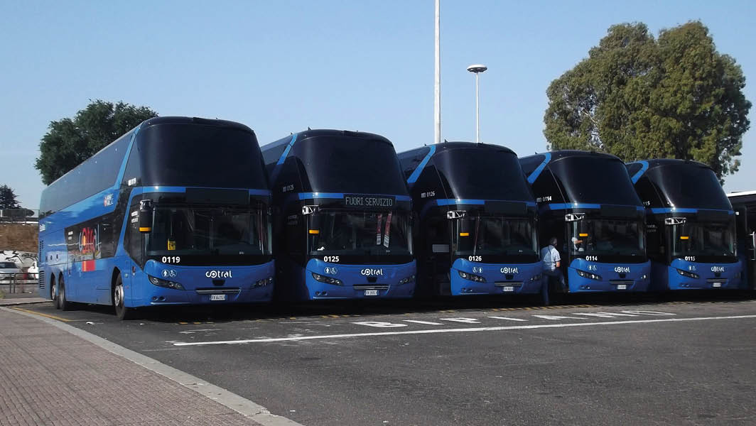 Autobus Cotral parcheggiati con segnale 