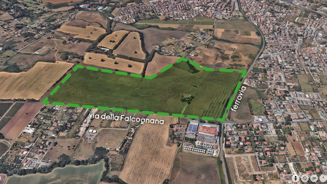 Veduta aerea dell'area agricola e residenziale nei pressi di Frattocchie, frazione di Marino, evidenziata in rosso. La zona include campi, edifici sparsi e una struttura industriale con pannelli solari.