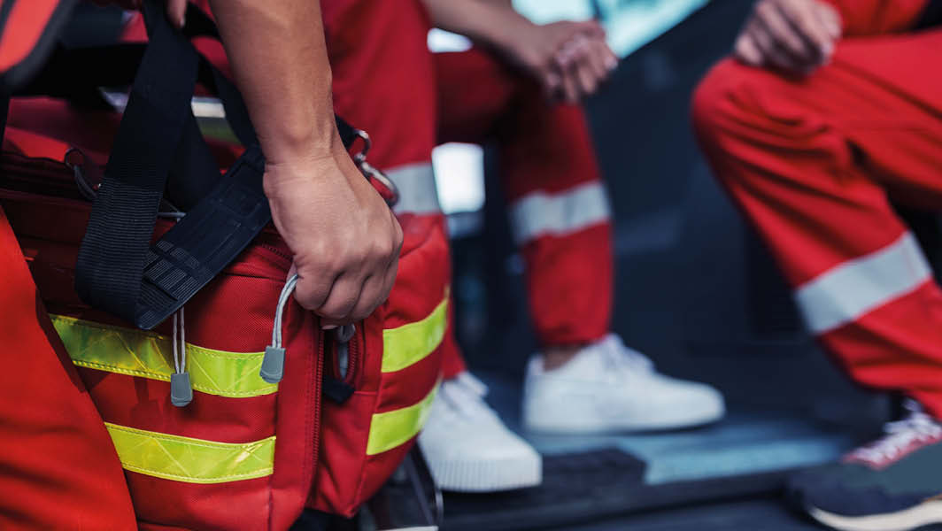 Soccorritori in divisa rossa con attrezzatura medica pronti per un intervento vicino a Villa Torlonia, Frascati.