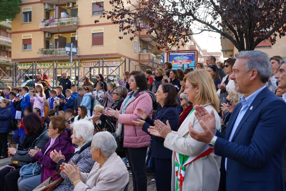 Cerimonia di commemorazione per la maestra Paola Iannamorelli presso la scuola Paola Sarro di Ciampino