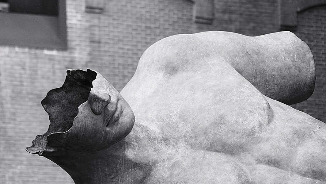 Scultura di un uomo privo di parte della testa, simbolo di fragilità e introspezione; giornata internazionale dell'uomo Castelli Romani.