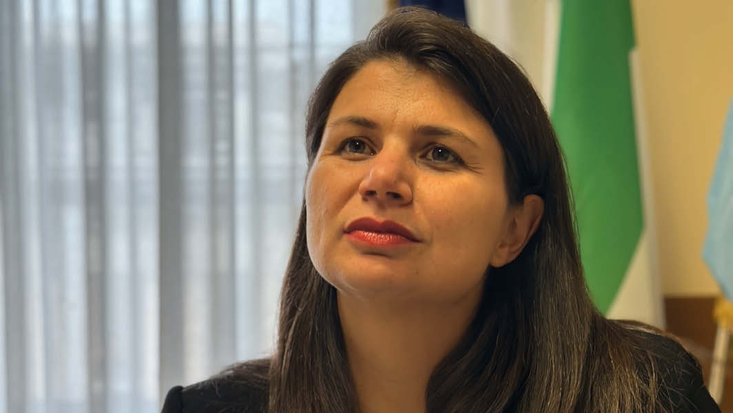 Alessandra Zeppieri, consigliera regionale per il Polo Progressista, durante un'intervista presso la Regione Lazio. La Zeppieri, con espressione concentrata, discute il tema del depotenziamento dei consultori regionali e l’ingresso delle associazioni pro vita. Lo sfondo evidenzia un ambiente istituzionale