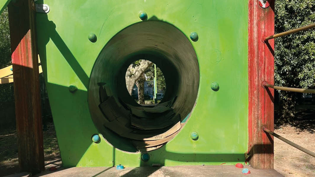 Tunnel-gioco nei giardini Menotti Garibaldi di Ariccia con cartoni all'interno, segnalato come possibile rifugio per senzatetto.