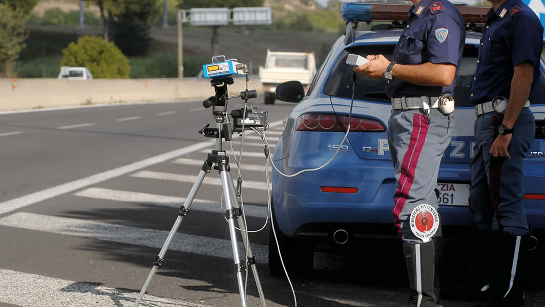 Postazione autovelox mobile della Polizia Stradale su un’autostrada del Lazio