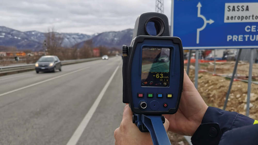 Dispositivo autovelox mobile utilizzato dalla Polizia Stradale nel Lazio per il controllo della velocità su una strada provinciale.