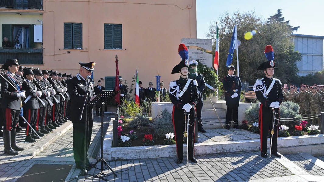 Cerimonia di commemorazione dei caduti di Nassiriya a Velletri, con ufficiali dei Carabinieri in alta uniforme, schierati attorno alla stele di Largo Martiri di Nassiriya.